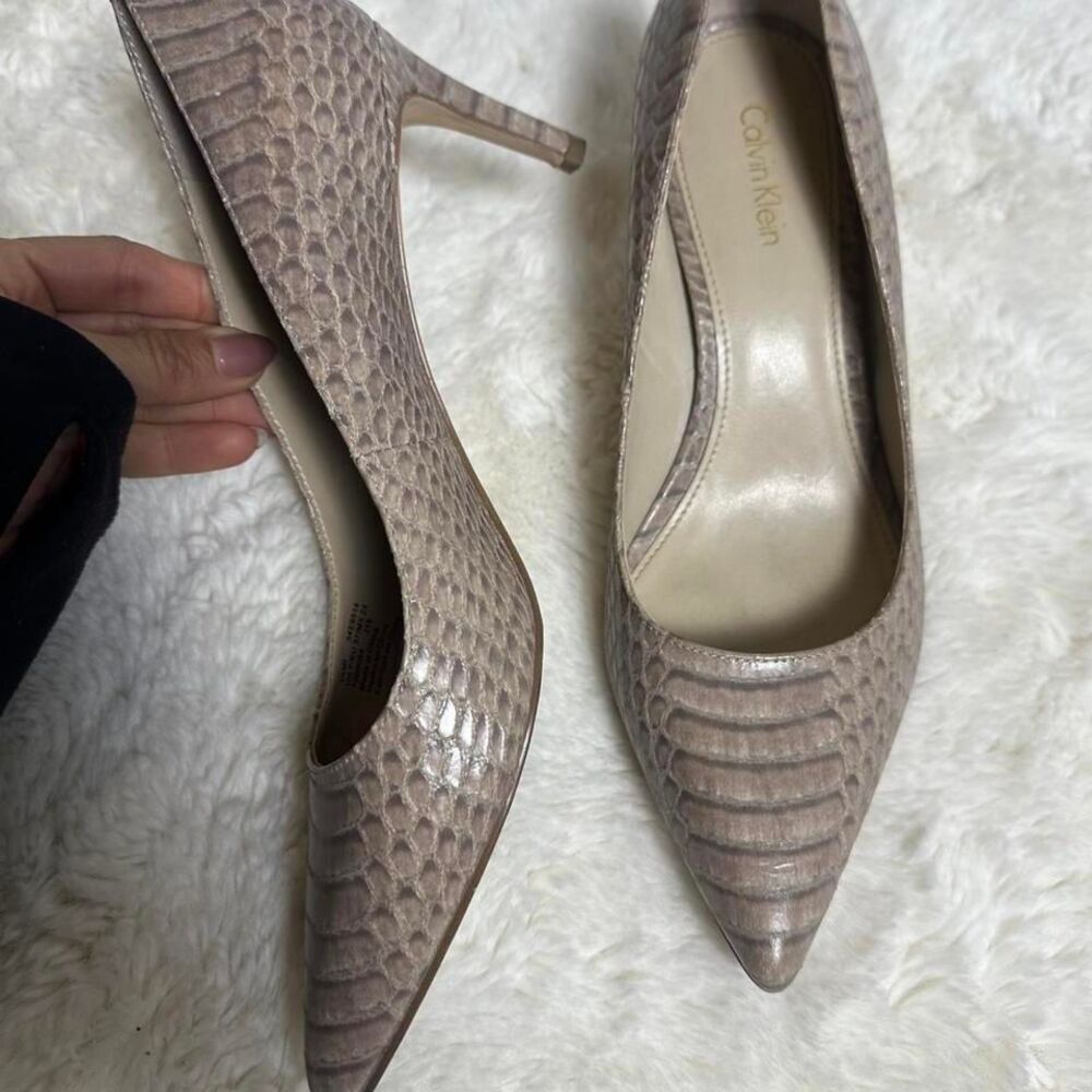 Gorgeous Calvin Klein leather snakeskin nude / pink kitten heel